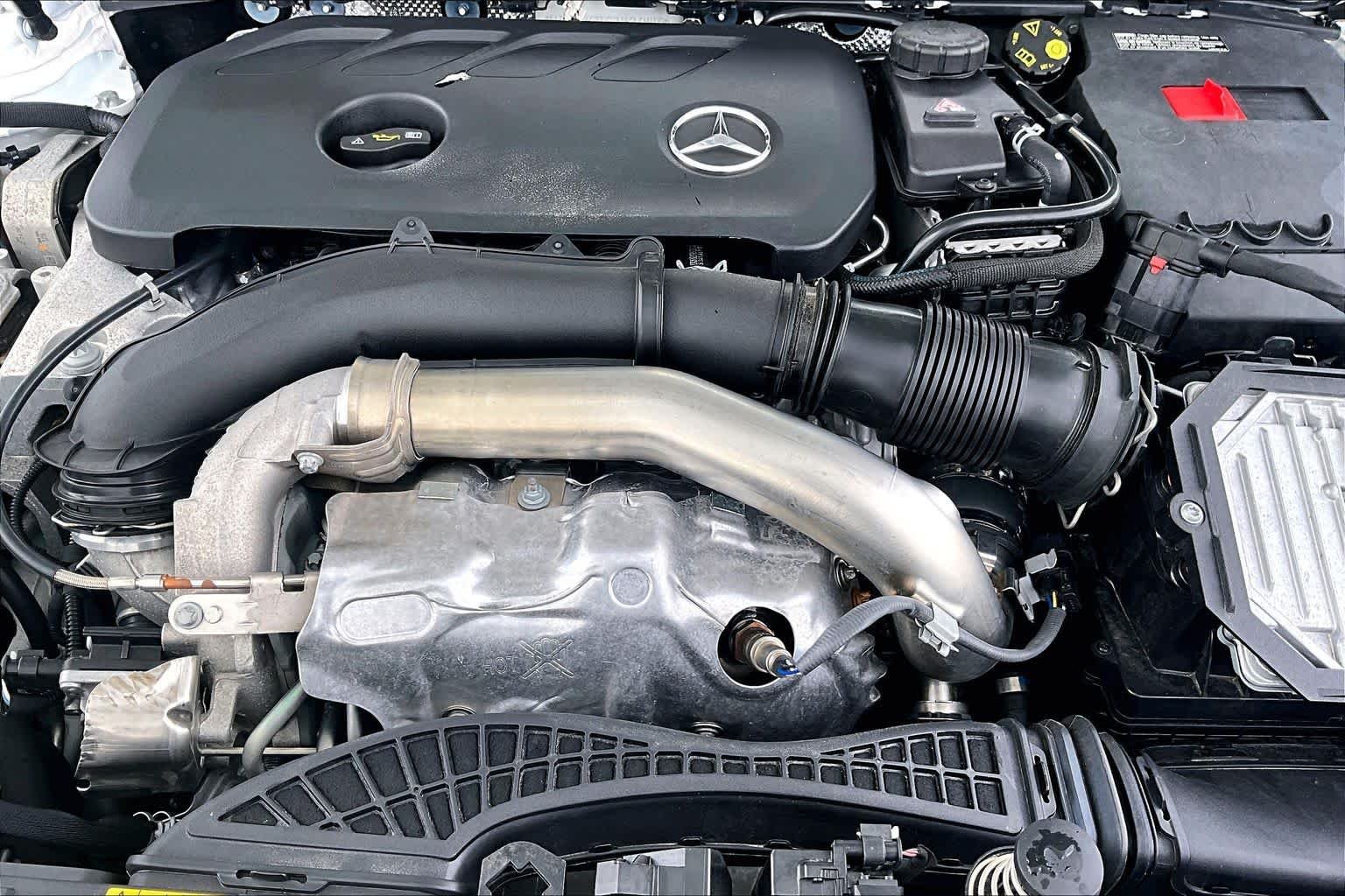 Used 2025 Polar White Mercedes-Benz GLB 250 image 33