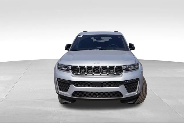 New 2026 Silver Zynith Exterior Paint Jeep Limited image 8