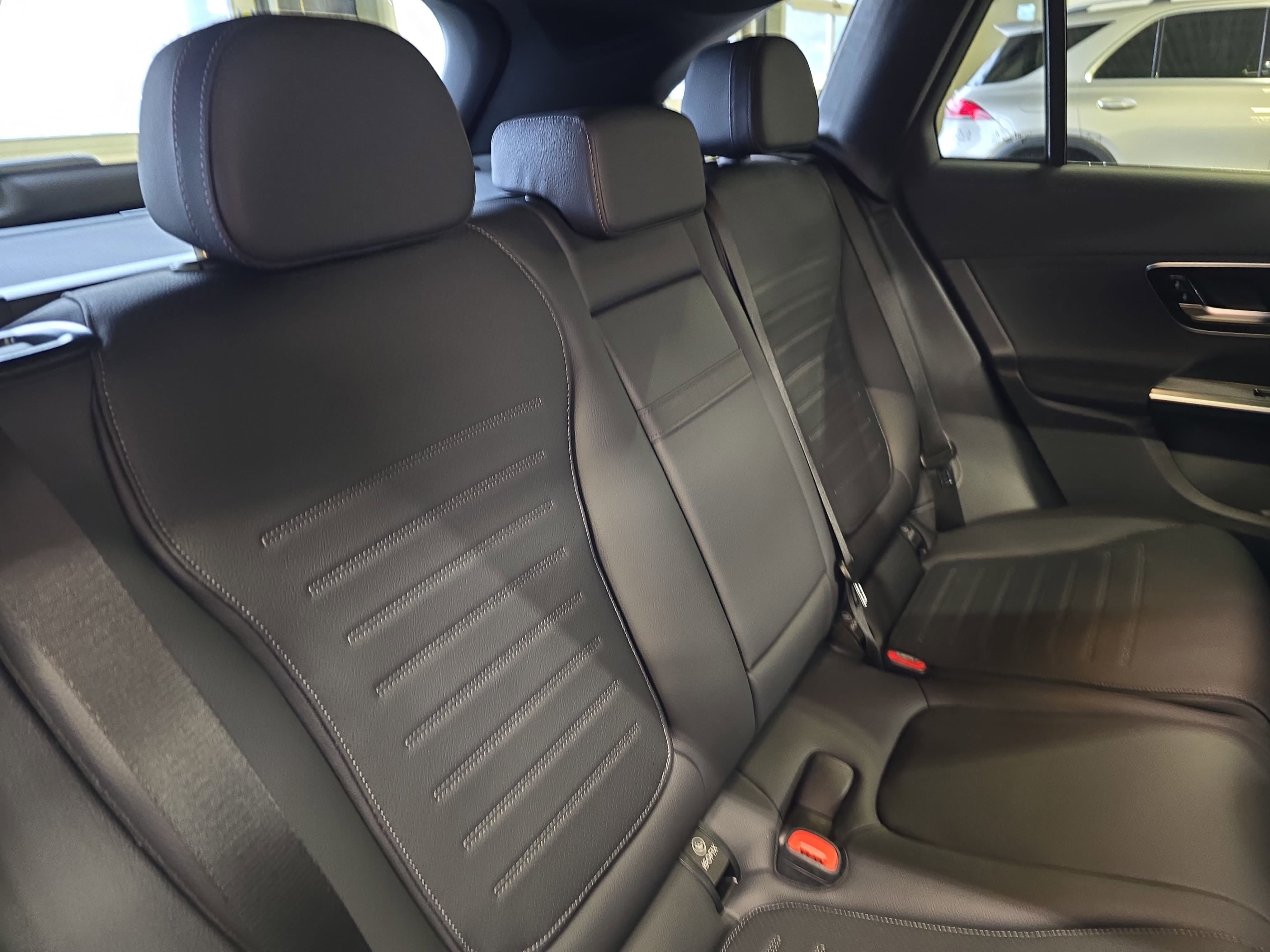 New 2026 Graphite Grey Metallic Mercedes-Benz GLC300 image 12