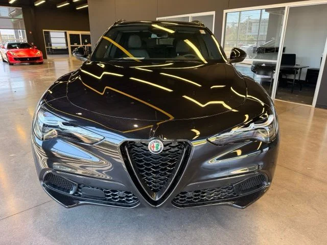 New 2026 Vulcano Black Metallic Exterior Paint Alfa Romeo Base image 4
