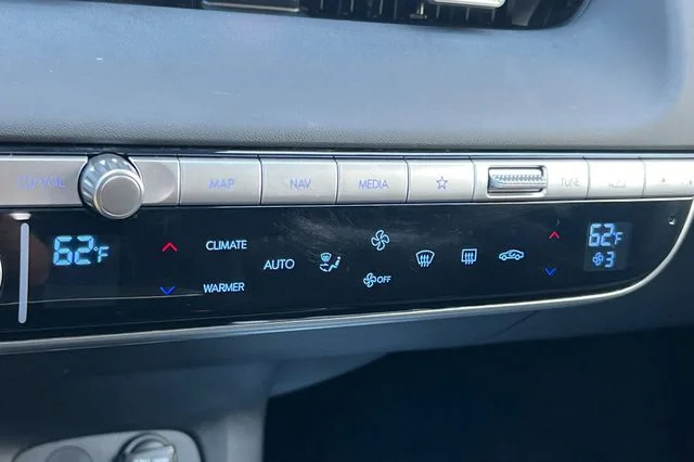 Used 2024 Green Hyundai SEL image 24