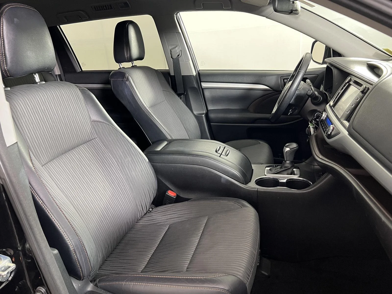 Used 2018 Bk Toyota LE image 24