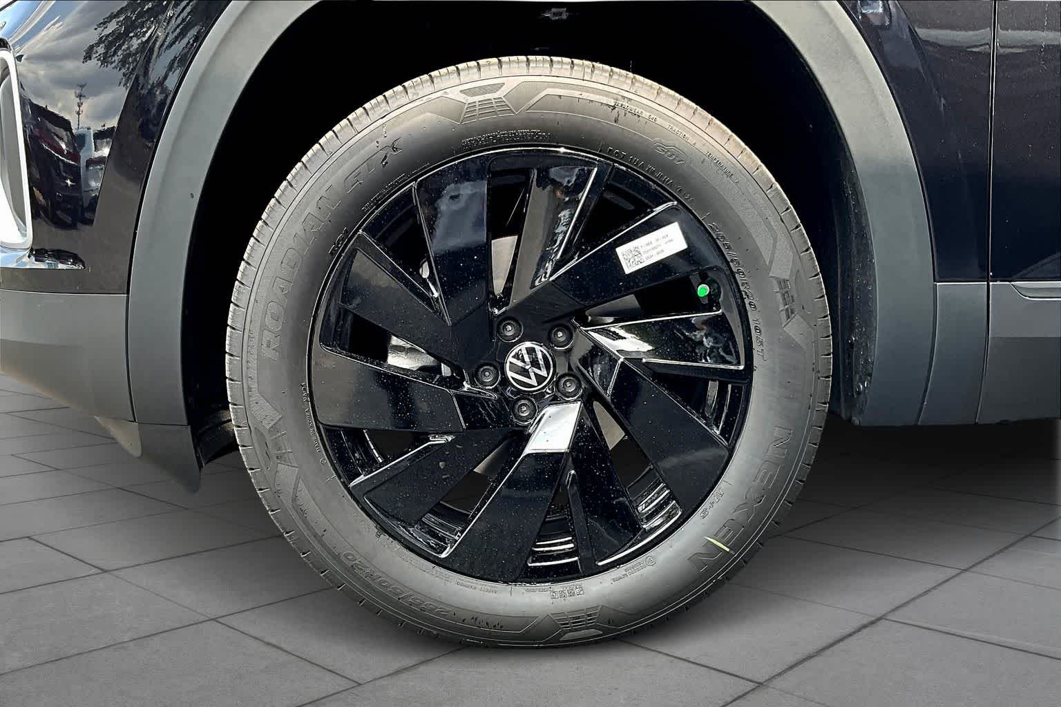 New 2026 Deep Black Pearl Volkswagen 2.0T SE W/TECHNOLOGY image 11