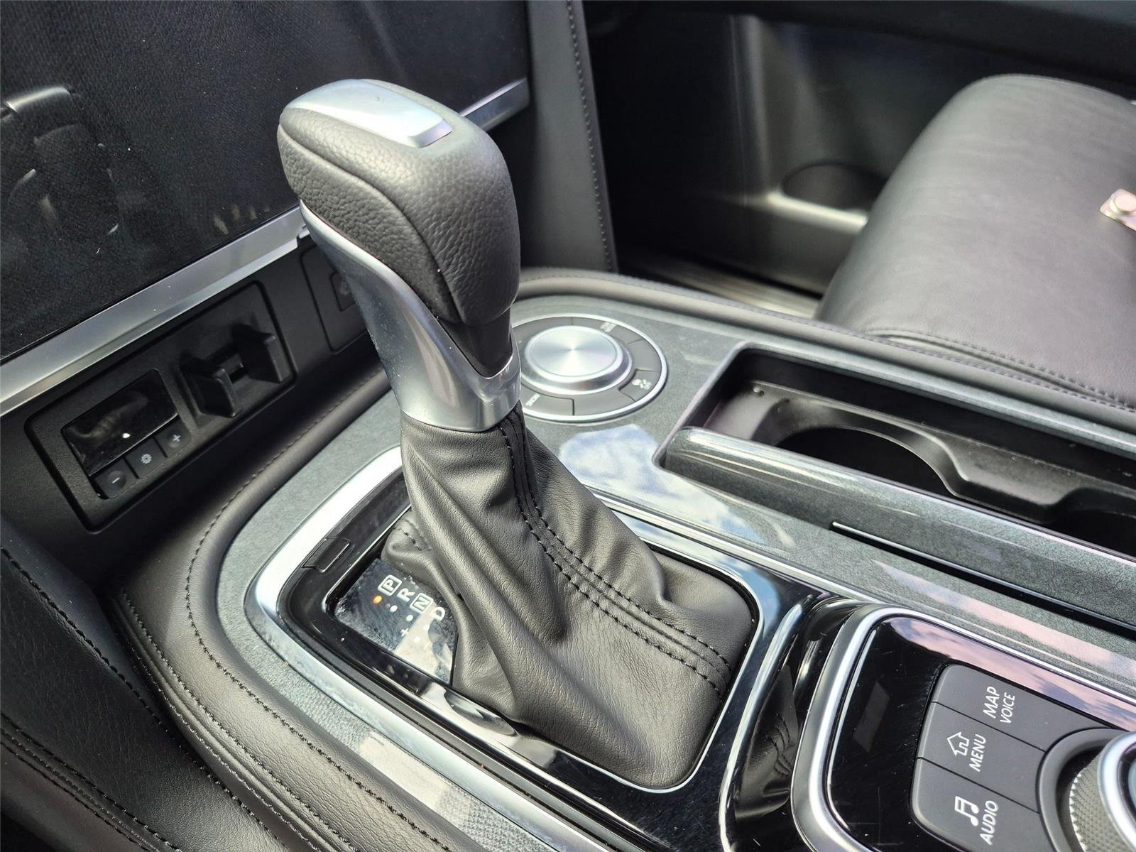 Used 2024 Aspen White Tricoat Nissan SL image 23