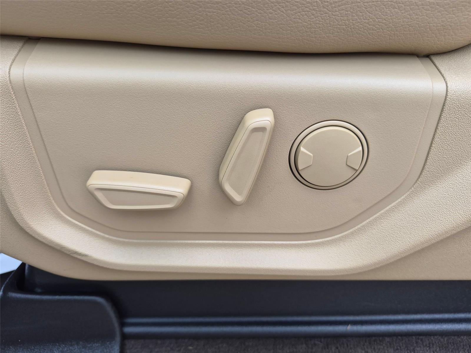 Used 2019 Ingot Silver Metallic Ford LARIAT image 14