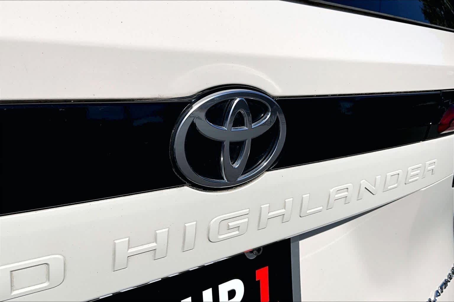 Used 2024 Coastal Cream Toyota Platinum image 30