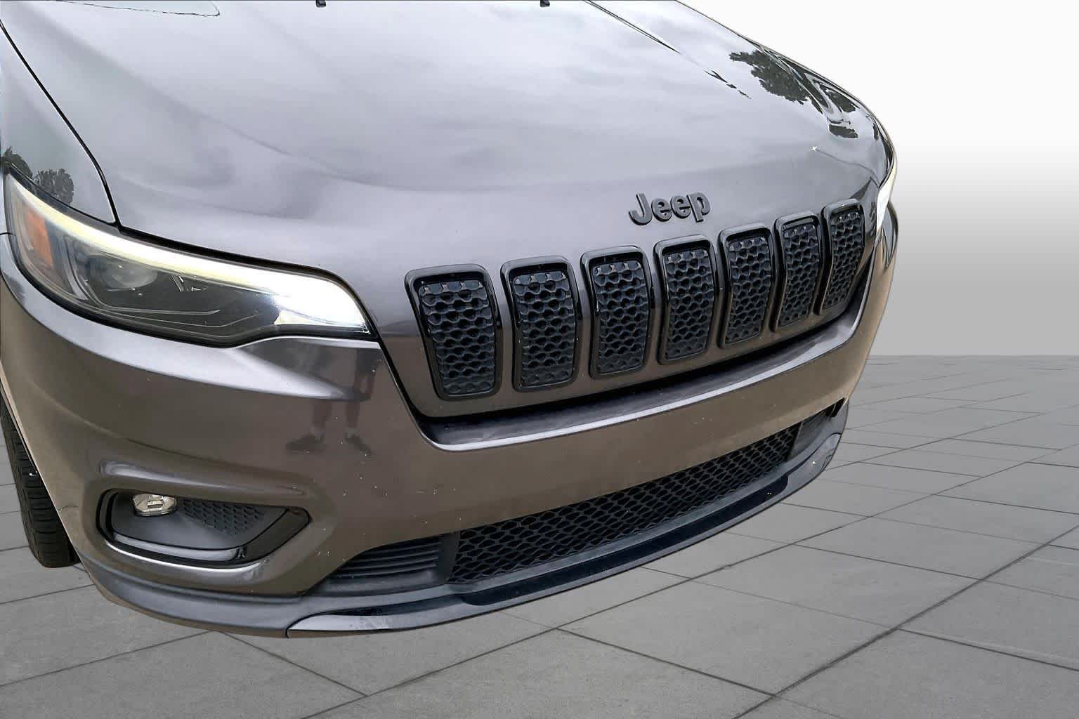 Used 2019 Granite Crystal Metallic Clearcoat Jeep Altitude image 29