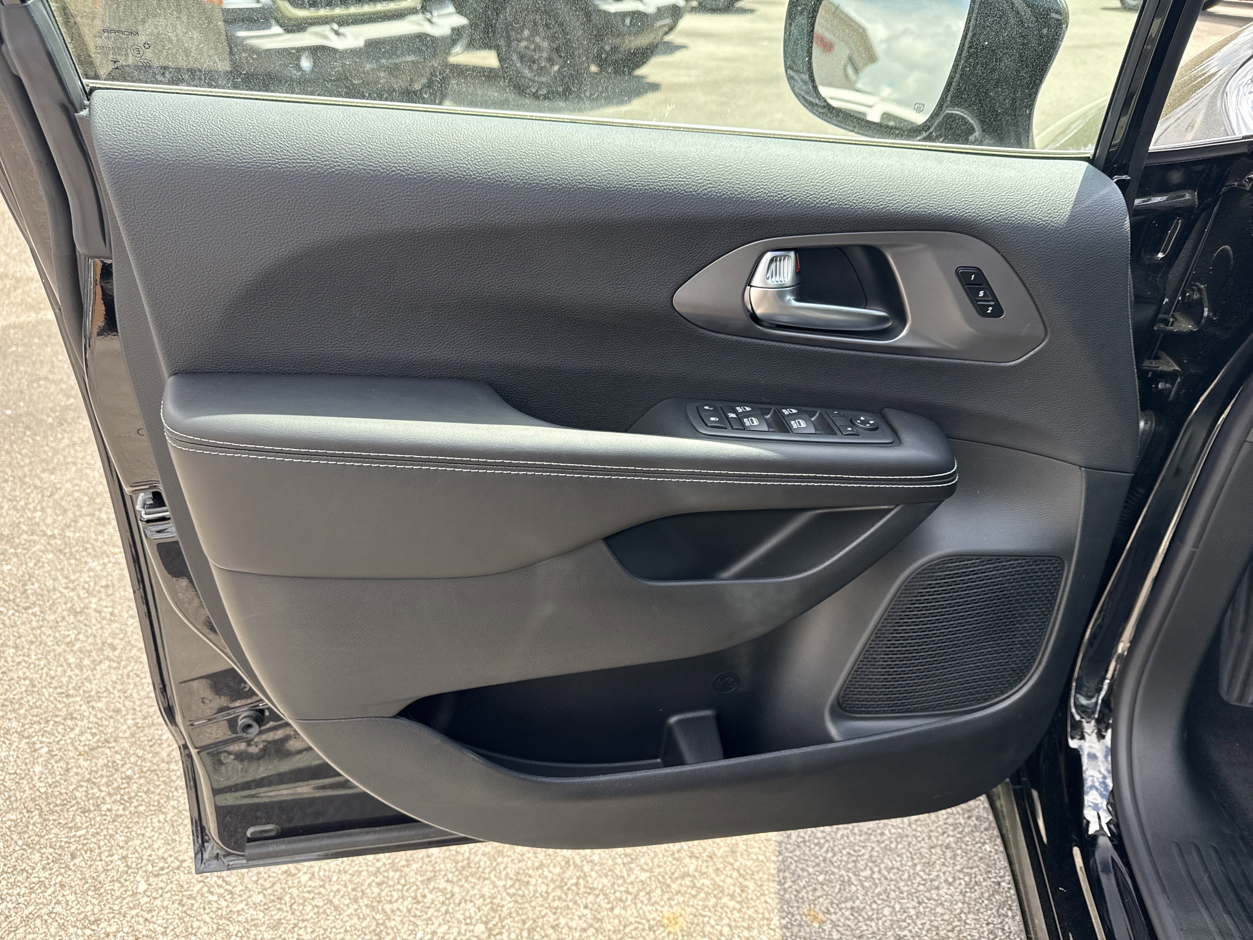 New 2026 Diamond Black Crystal Pearl-Coat Exterior Paint Chrysler Select image 8