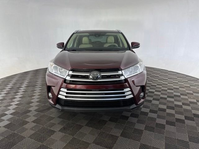 Used 2018 Red Toyota XLE image 2