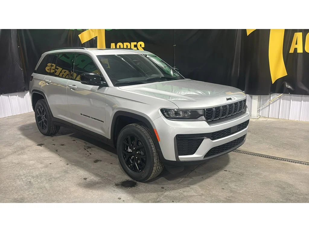 New 2026 Silver Zynith Exterior Paint Jeep Laredo Altitude image 3