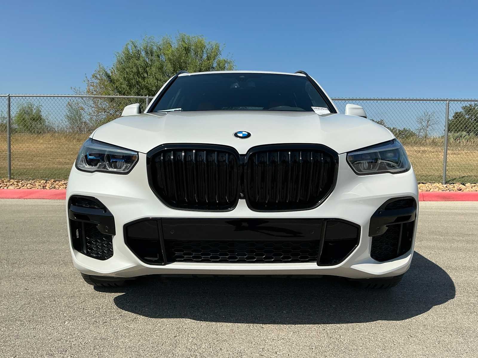 Used 2023 Mineral White Metallic BMW xDrive40i image 2