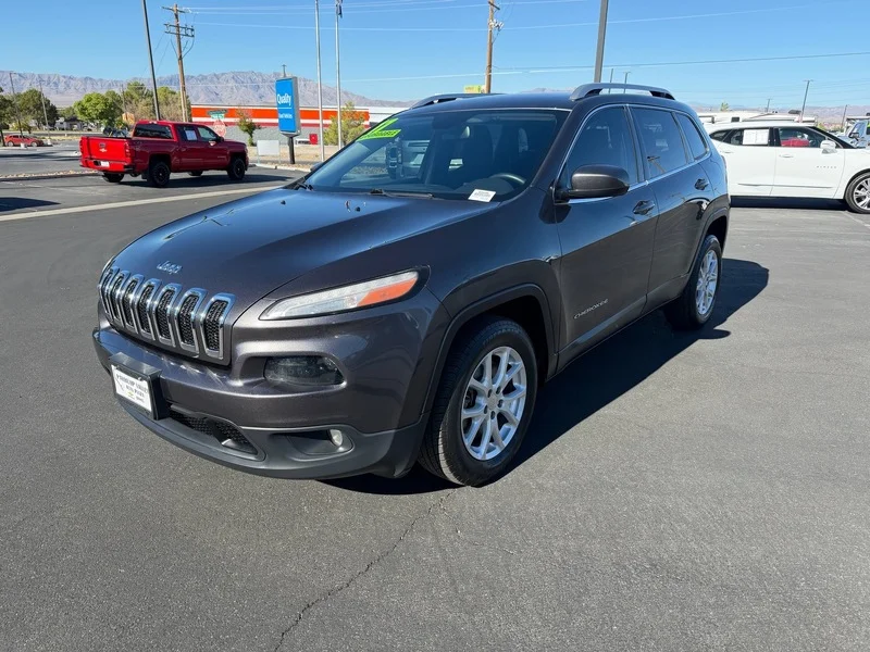 Used 2017 Granite Crystal M Jeep Latitude image 7