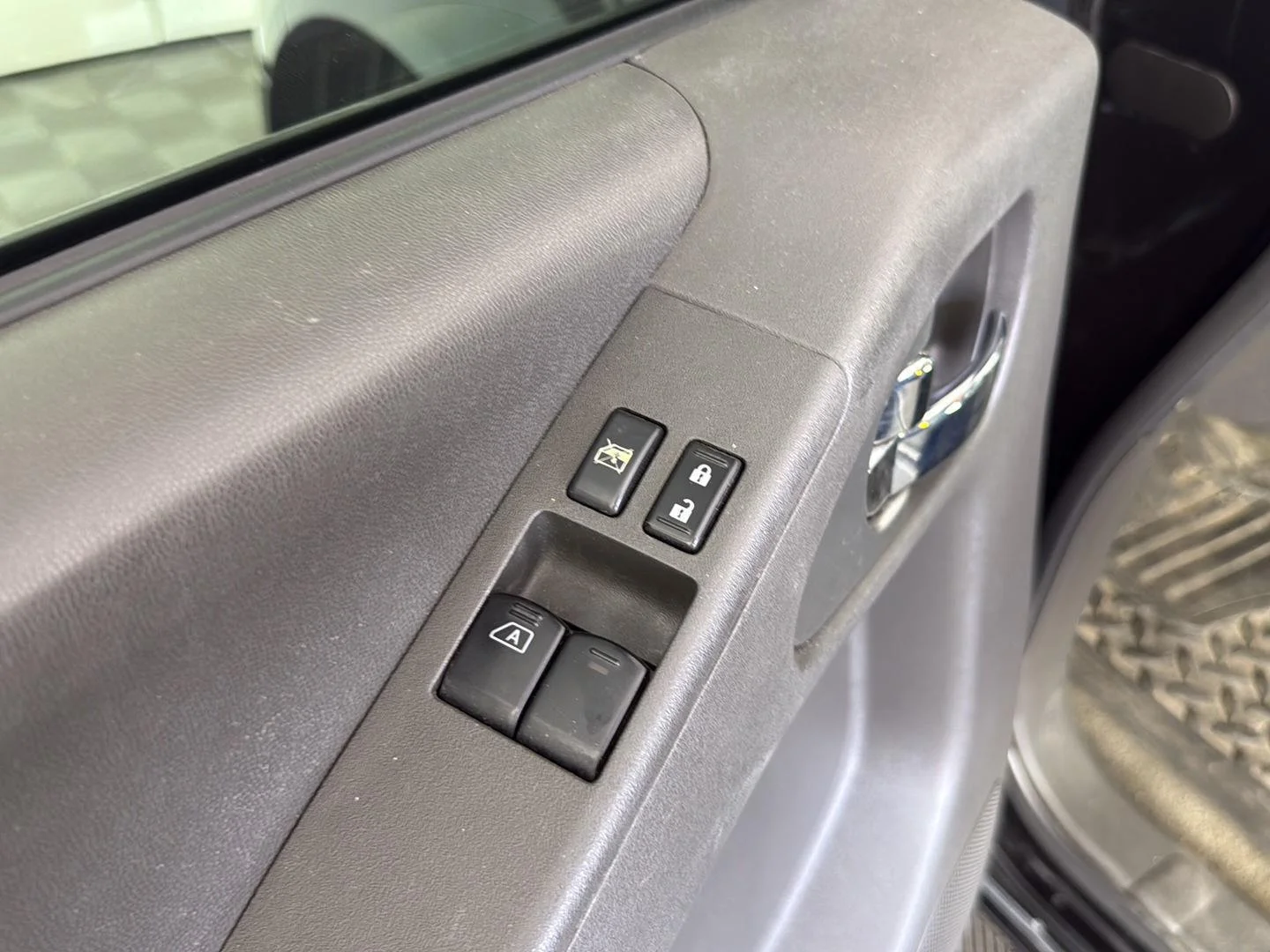 Used 2014 Super Black Nissan SV image 9