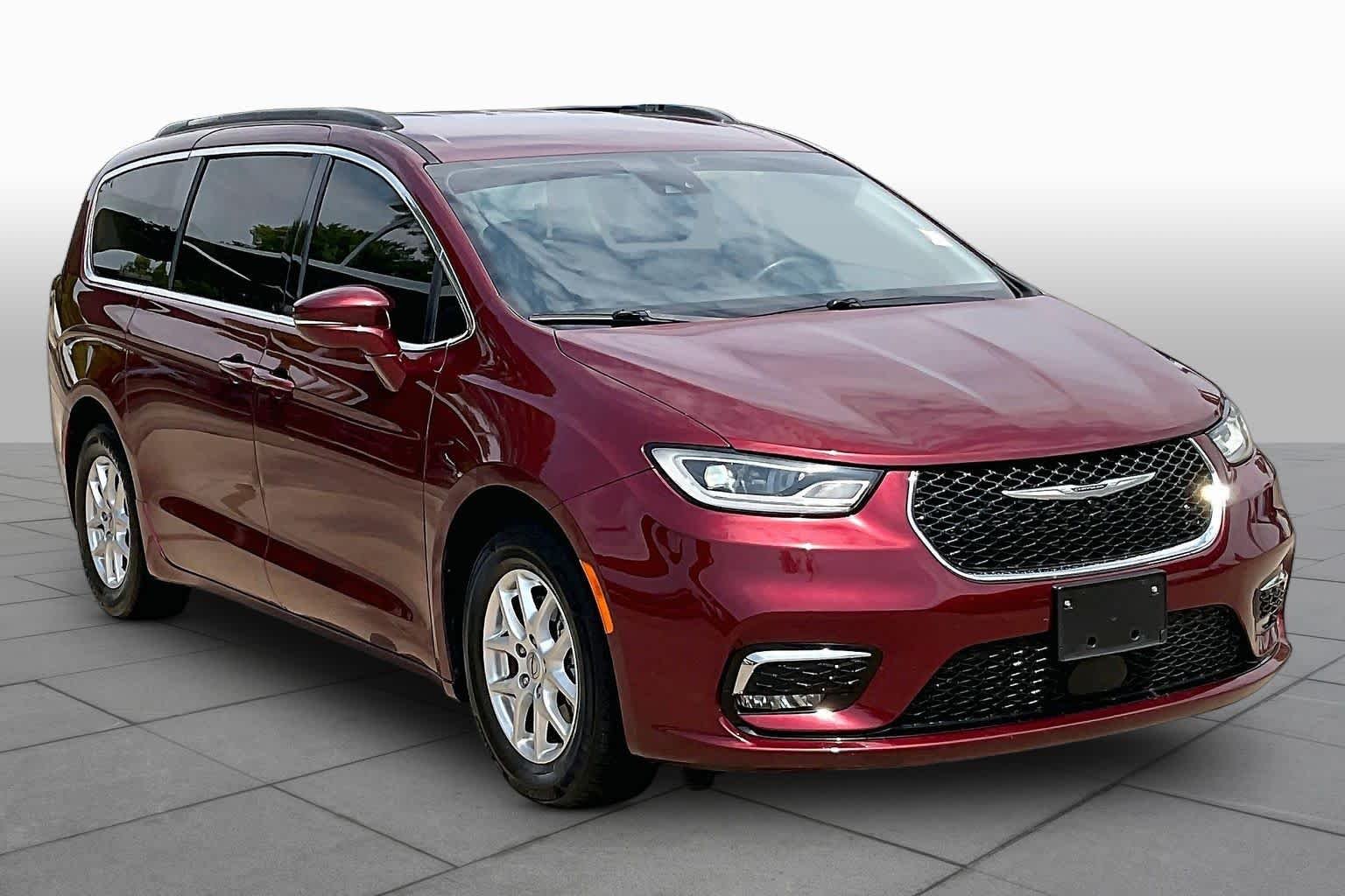 Used 2022 Velvet Red Pearlcoat Chrysler Touring L image 3