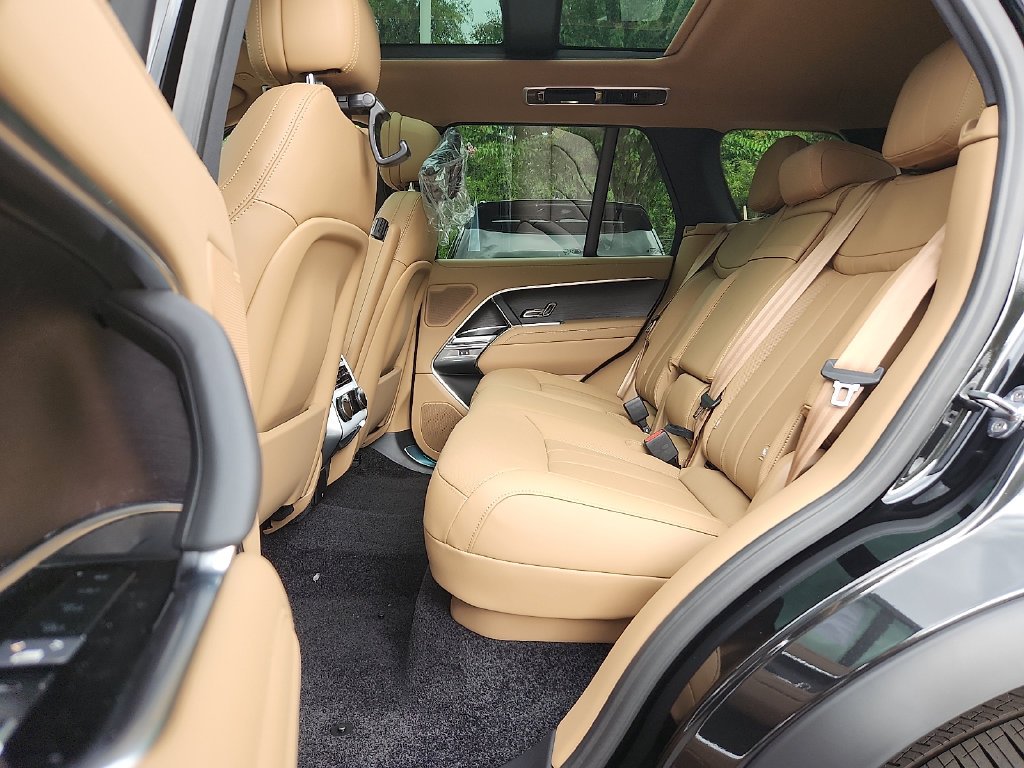 New 2027 Santorini Black Land Rover SE image 5