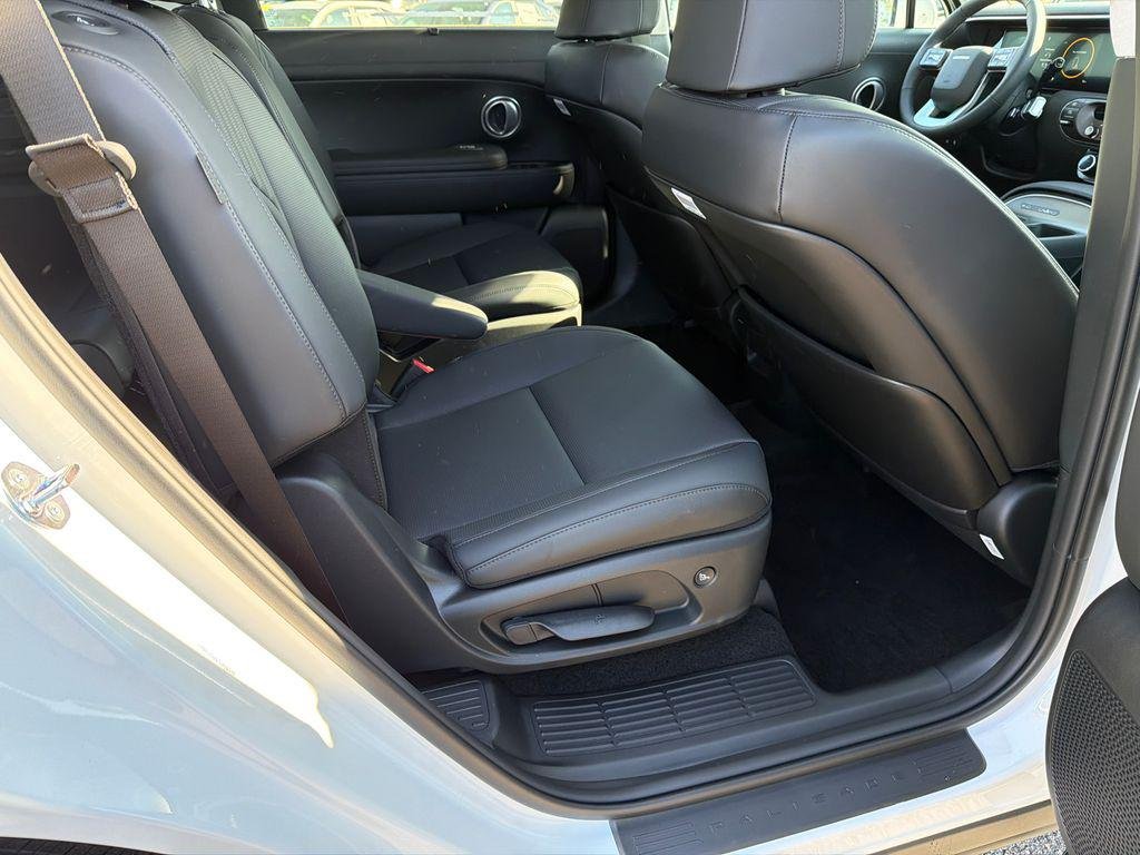 New 2026 White Hyundai SEL FWD image 15