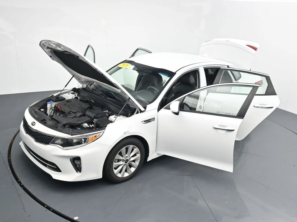 Used 2018 White Kia S image 36