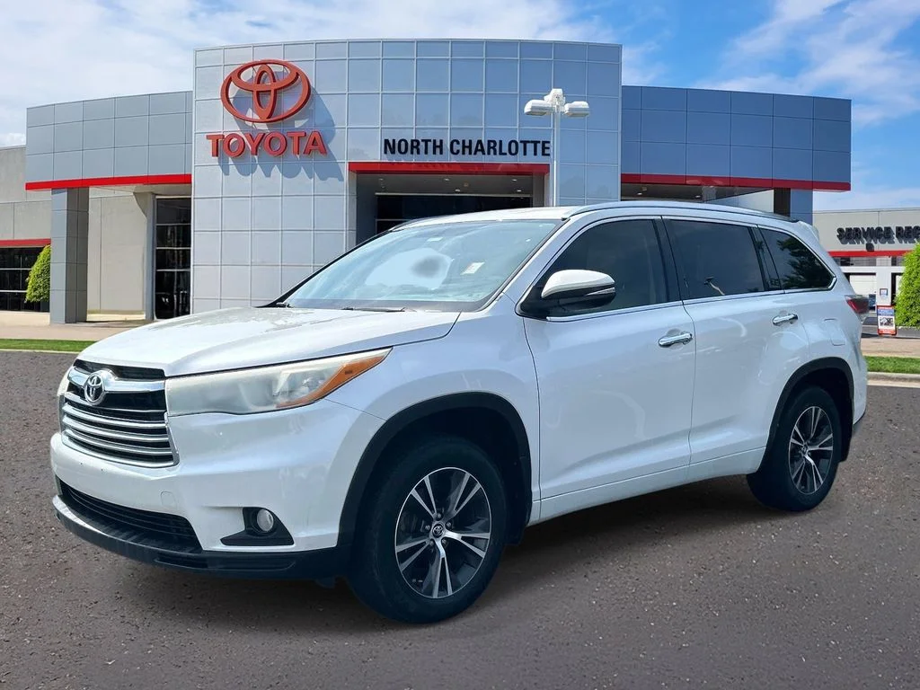 Used 2016 White Toyota XLE V6 image 3