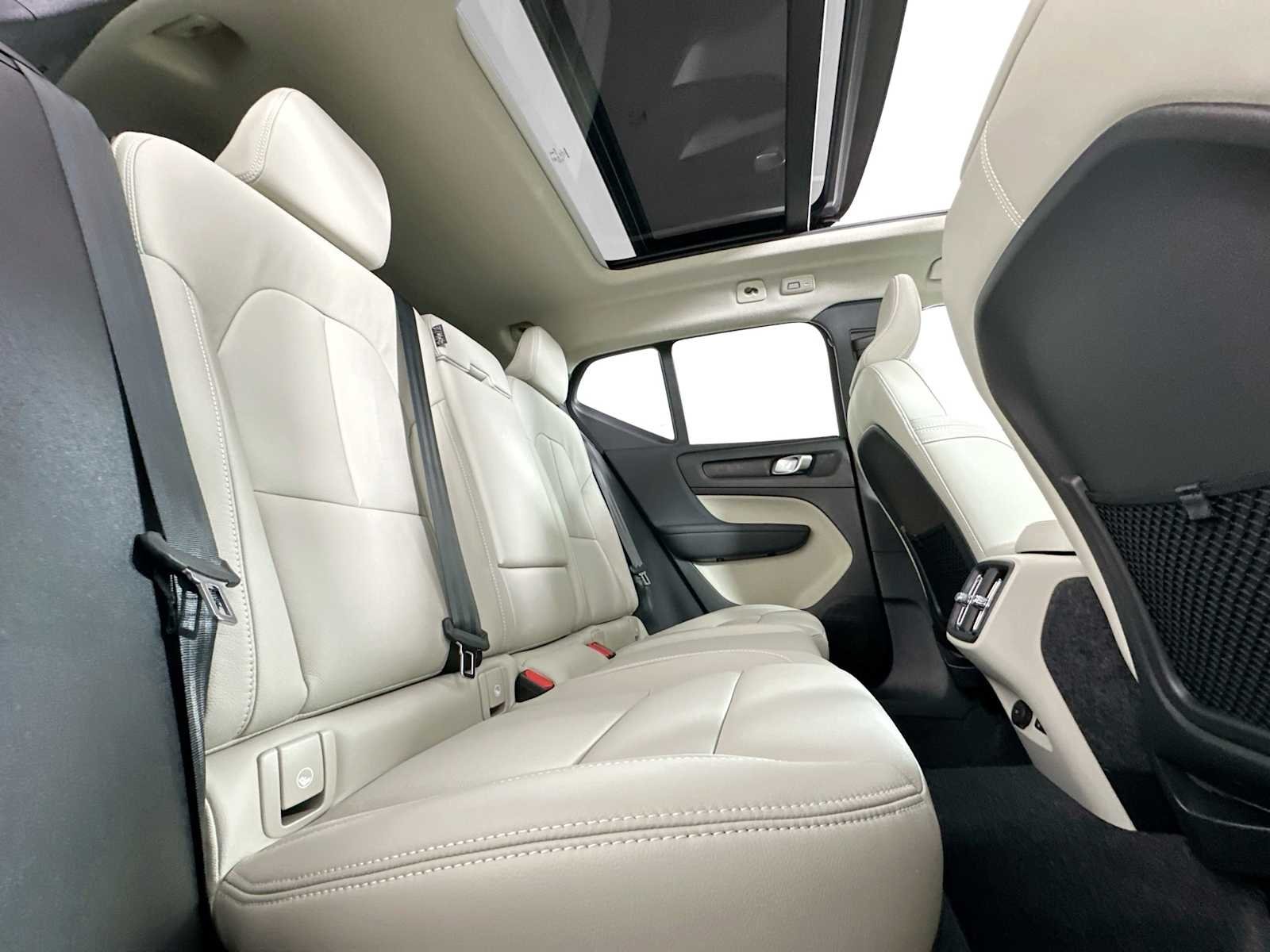 2025 Volvo XC40 Plus - Photo 23