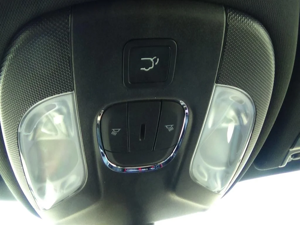 Used 2024 Diamond Black Crystal Pearl Coat (pxj) Jeep Limited image 31