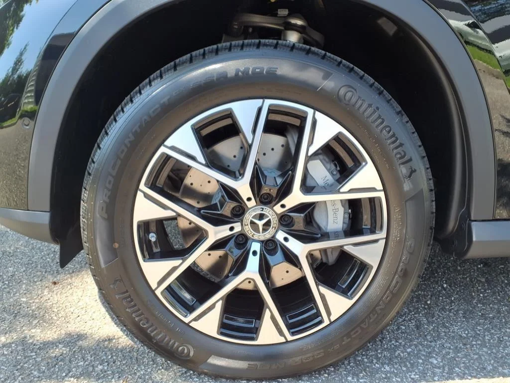 New 2025 BLACK Mercedes-Benz GLC 350e image 5