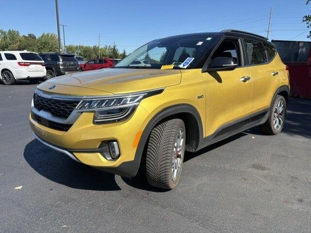 Used 2021 Starbright Yellow/Black Roof Kia SX Turbo image 6