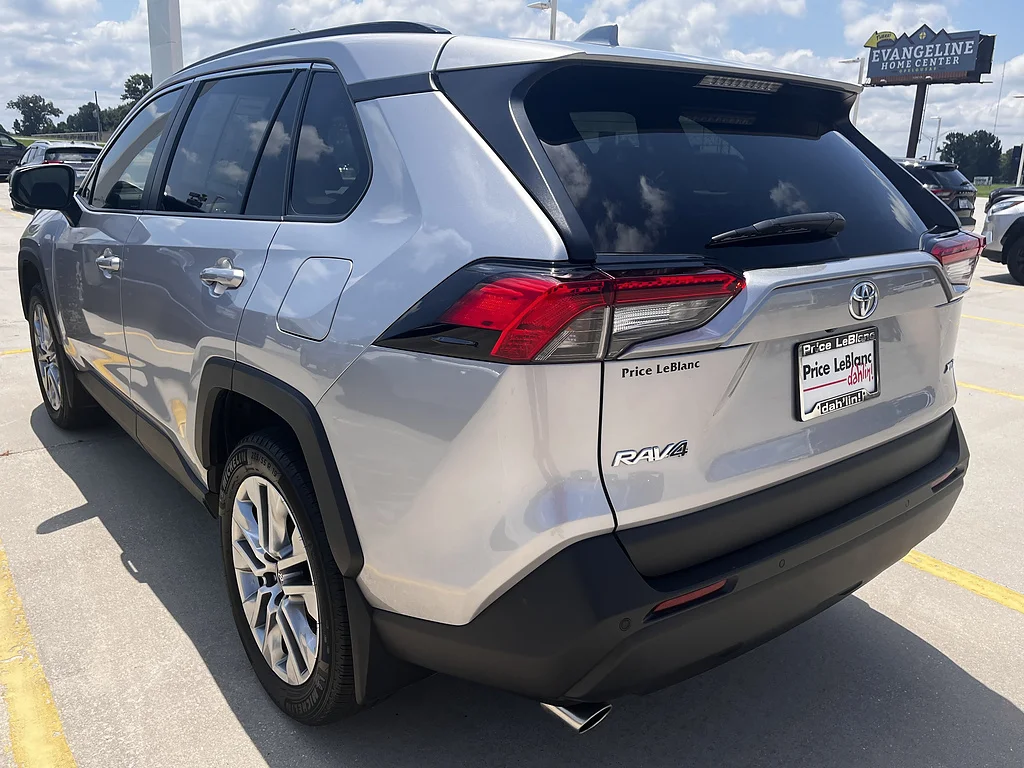 Certified Used 2022 Silver Sky Metallic Toyota XLE Premium image 5