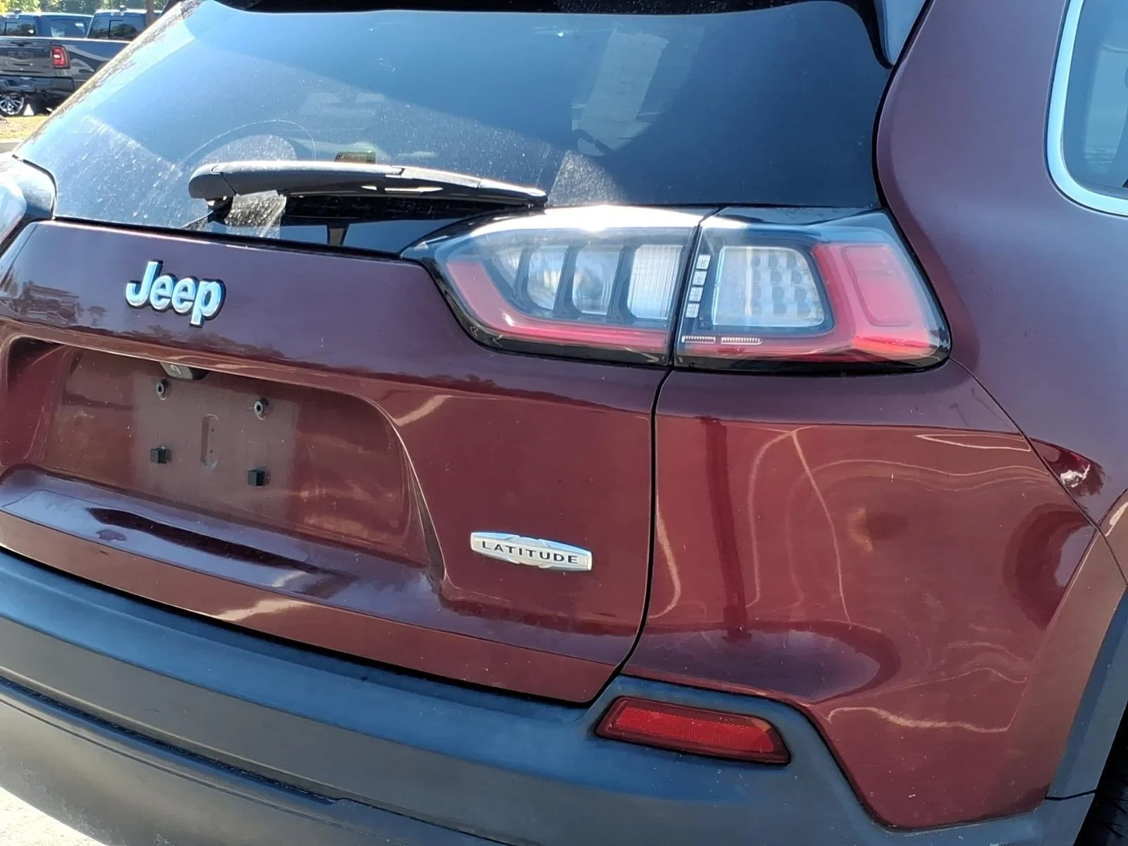 Used 2019 Velvet Red Pearlcoat Jeep Latitude image 10