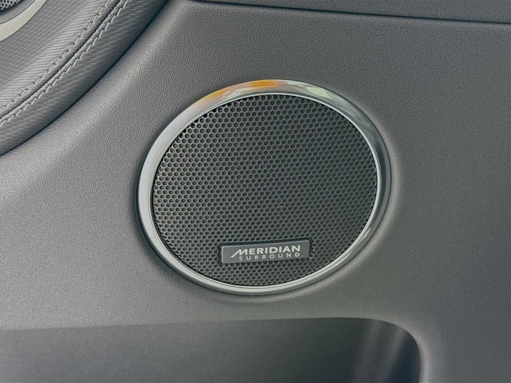 New 2025 Fuji White Land Rover SE image 20