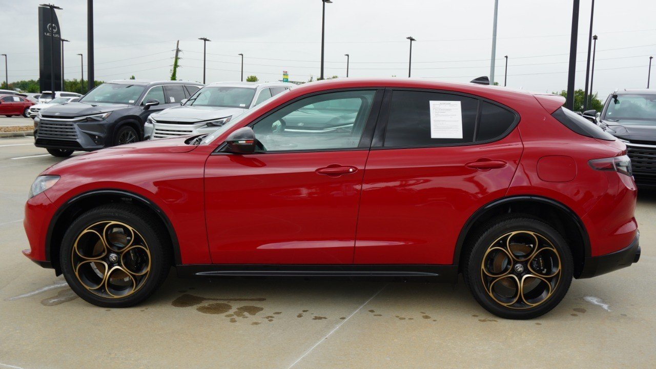 Used 2025 Red Alfa Romeo Intensa image 5