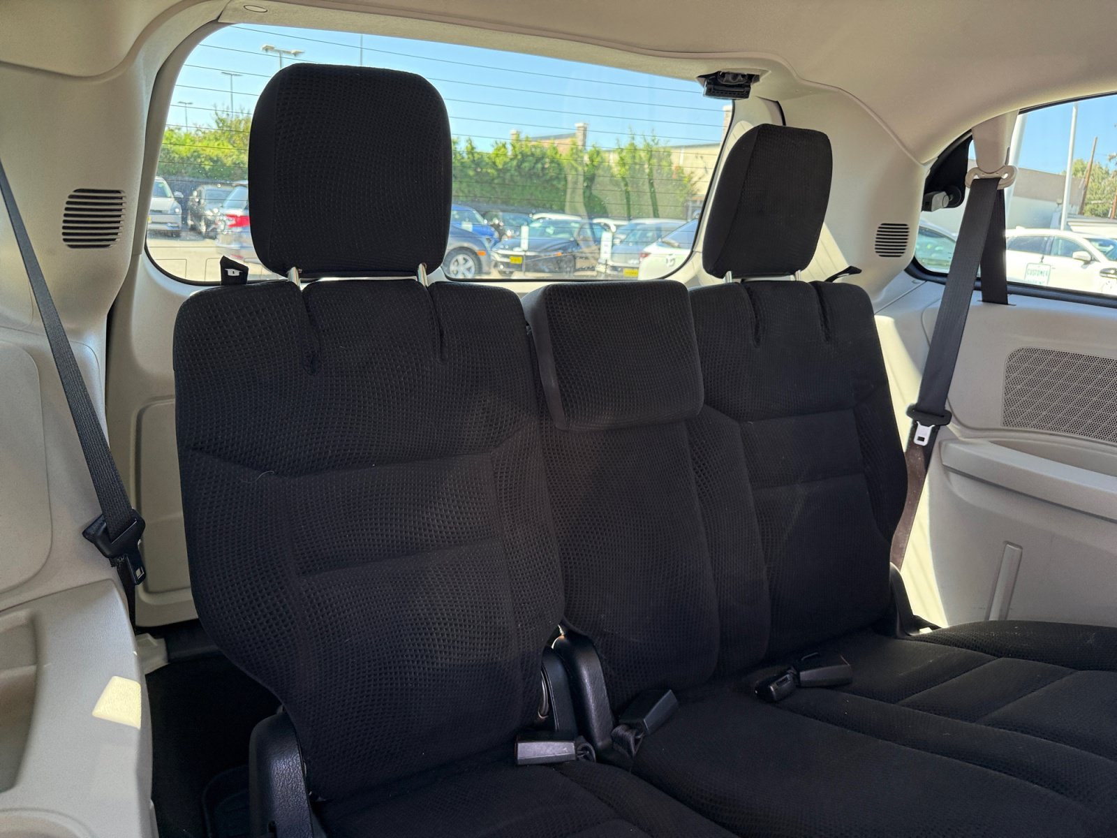 Used 2019 Billet Silver Metallic Clearcoat Dodge SE image 21