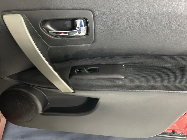 Used 2015 Red Nissan S image 15
