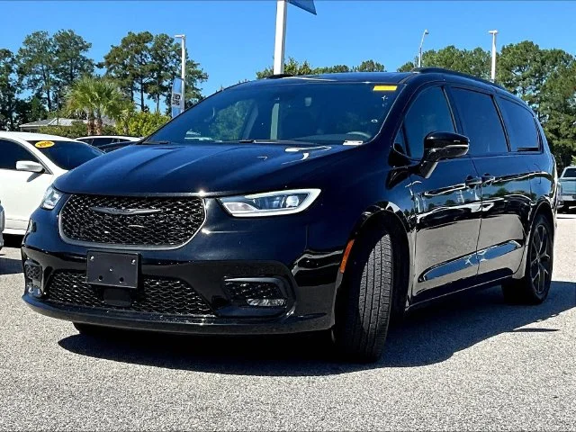 Used 2025 Black Chrysler Limited image 3