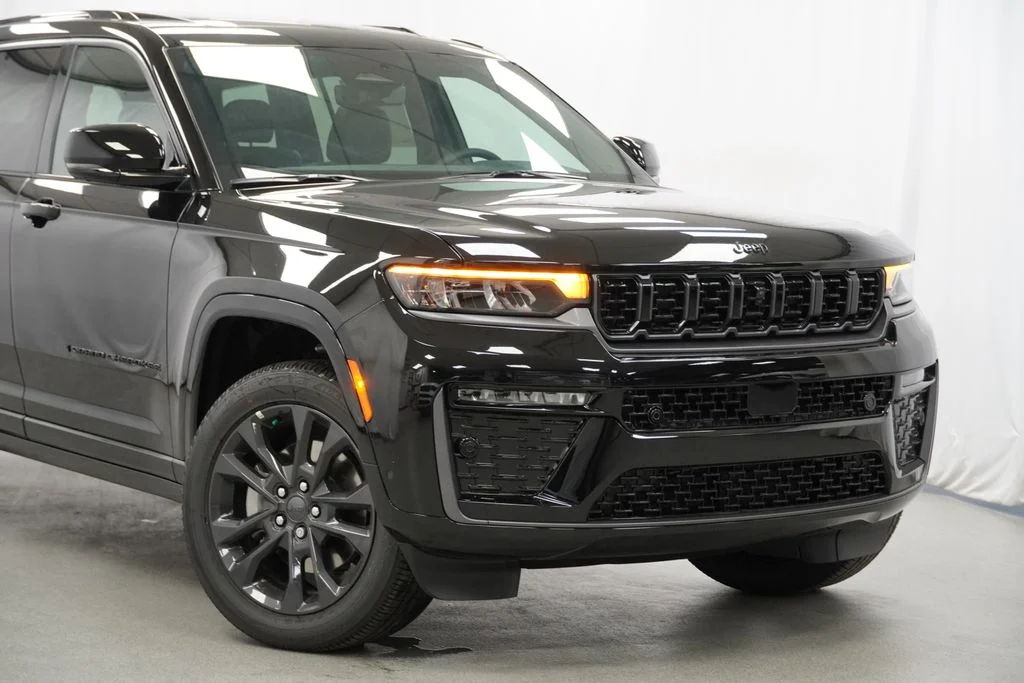 New 2026 Diamond Black Crystal Pearl-Coat Exterior Paint Jeep Limited image 3