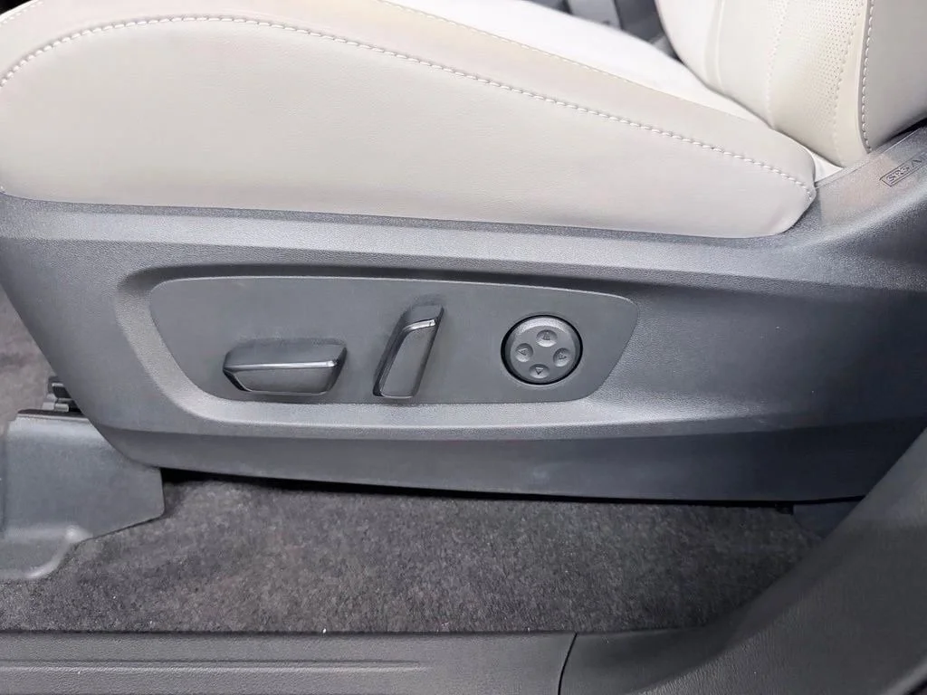 New 2027 RADIANT WHITE INFINITI Luxe AWD image 14