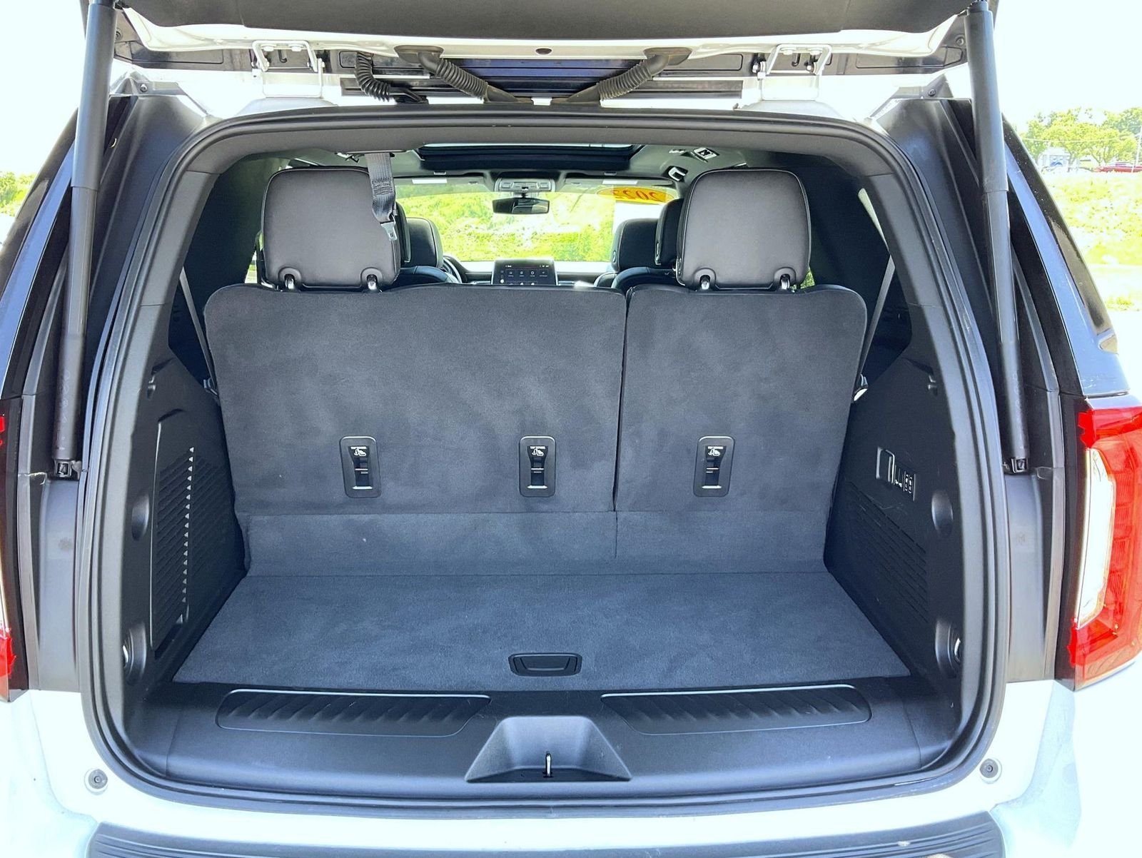 Used 2022 White GMC SLT image 22