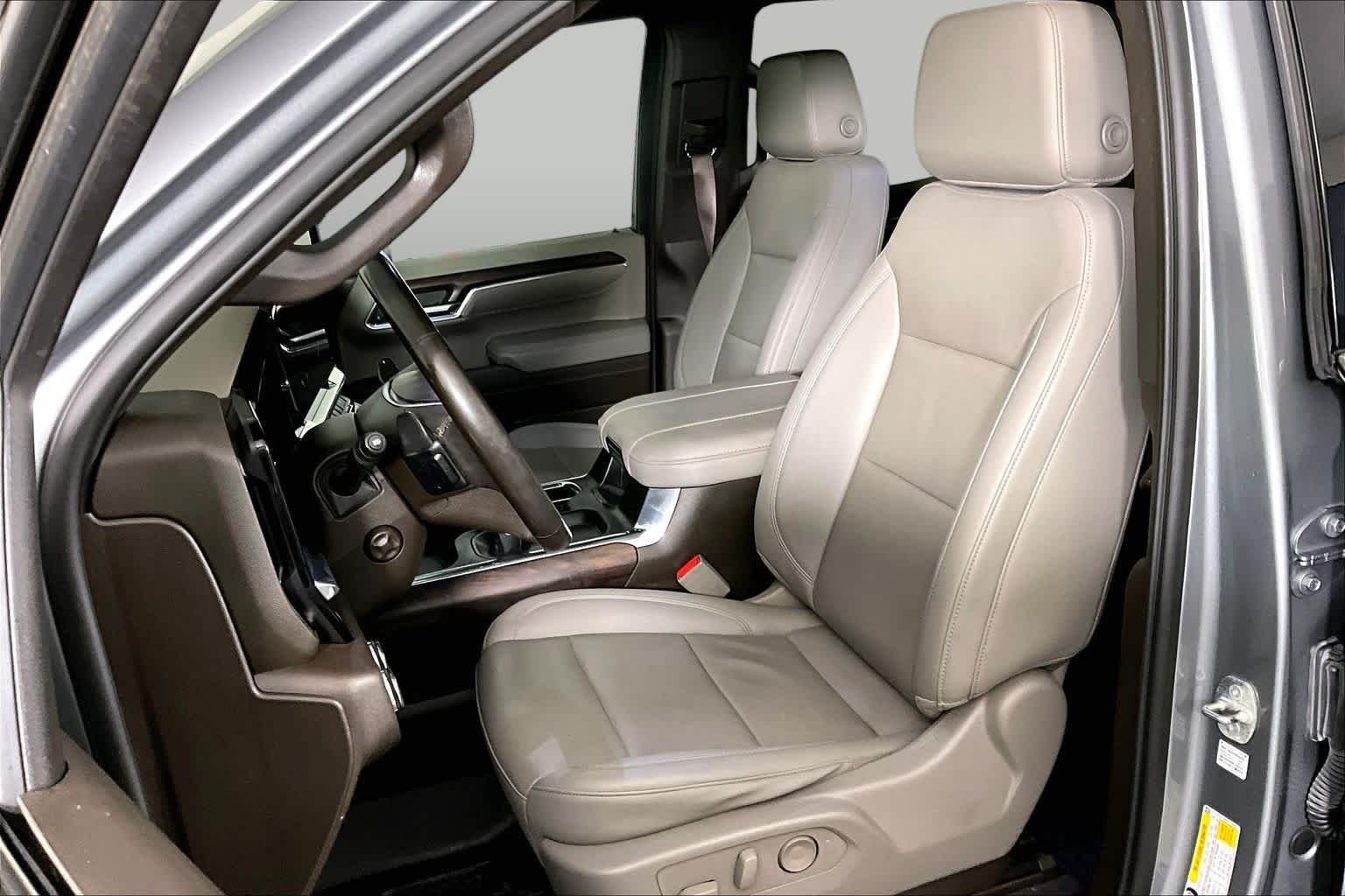 Used 2024 Sterling Metallic GMC SLT image 8