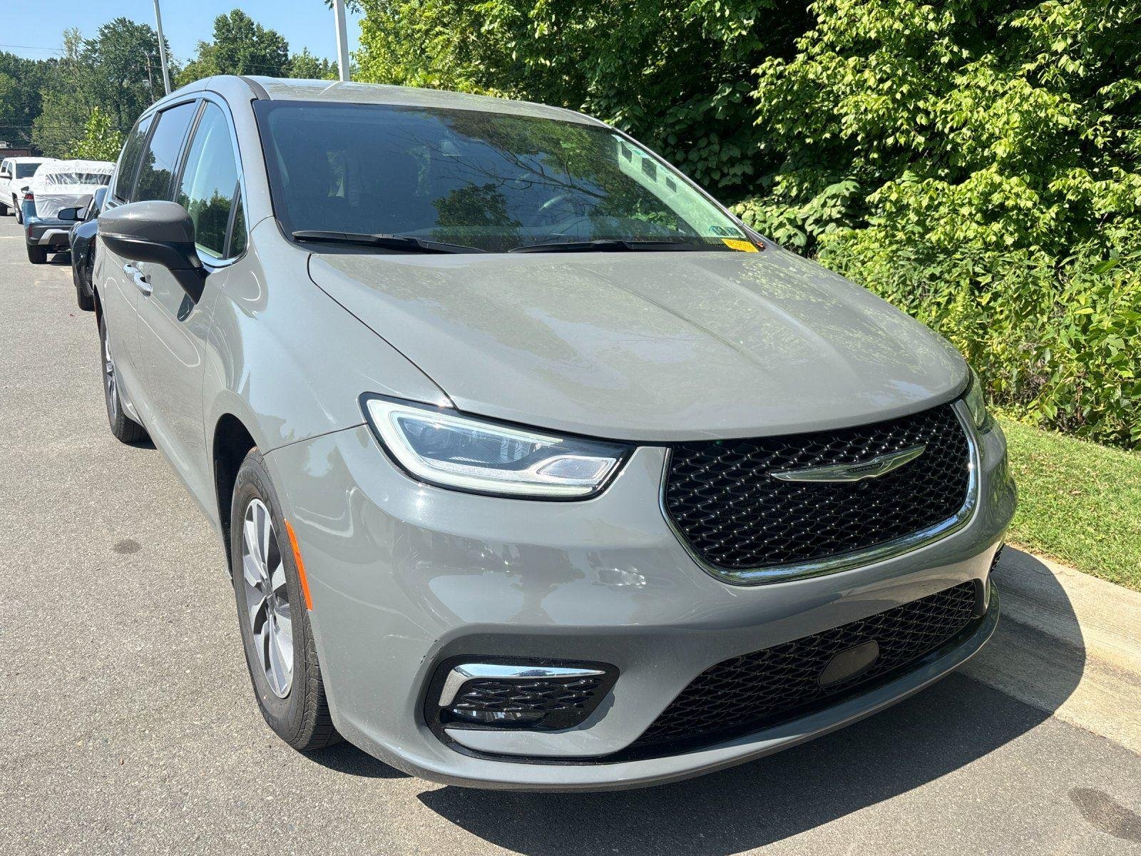 Used 2023 Ceramic Gray Clearcoat Chrysler Hybrid Touring L image 7