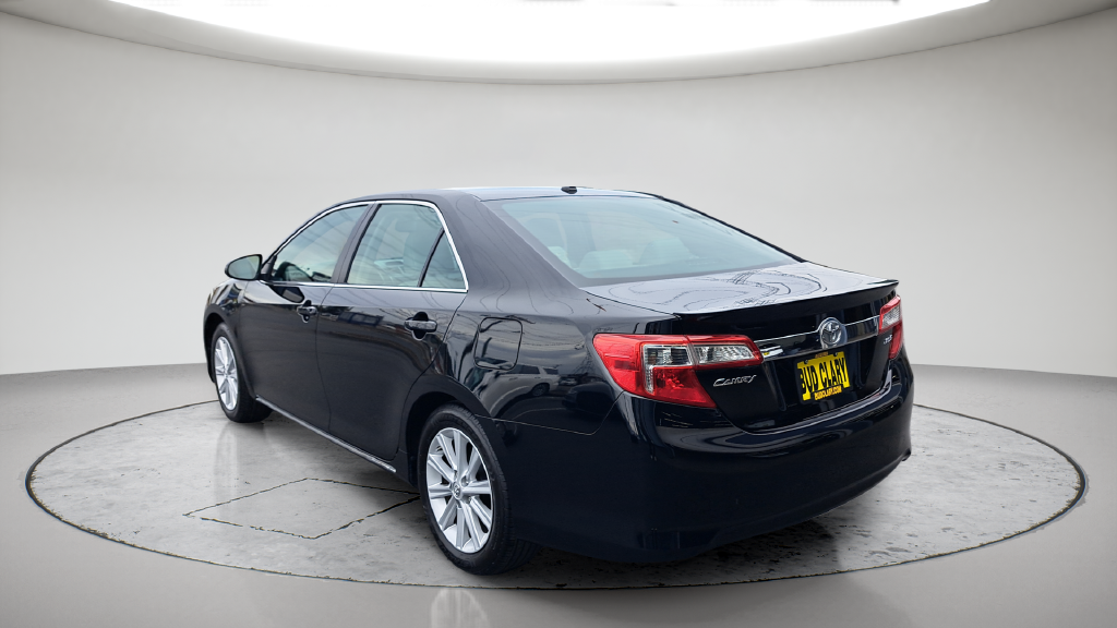 Used 2014 Black Toyota XLE image 3