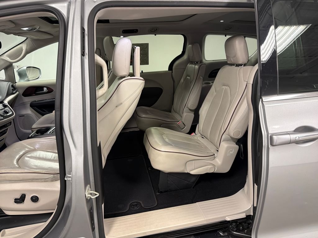 Used 2019 Silver Chrysler Limited image 30