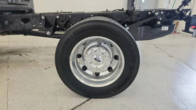 2026 Ford F-550 Super Duty Chassis Cab XLT - Photo 40