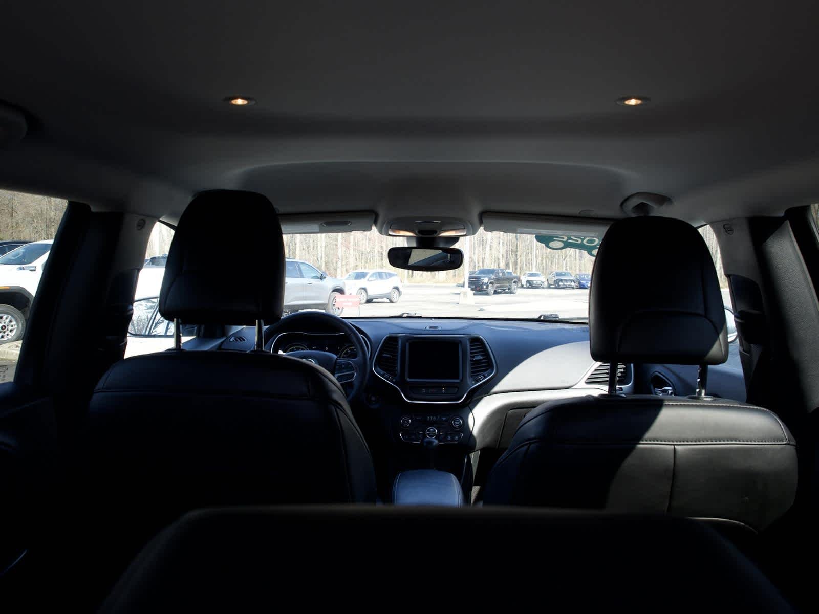 Used 2022 White Jeep Latitude Lux 4x4 image 16
