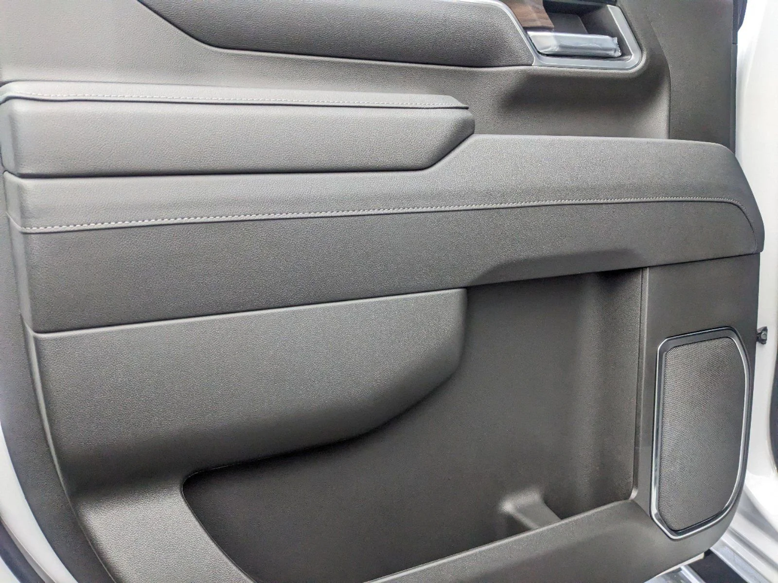 New 2025 White Frost Tricoat GMC SLT image 26