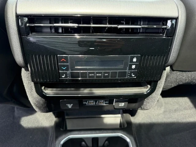 New 2026 Silver-Zynith Exterior Paint Jeep Limited Reserve image 14
