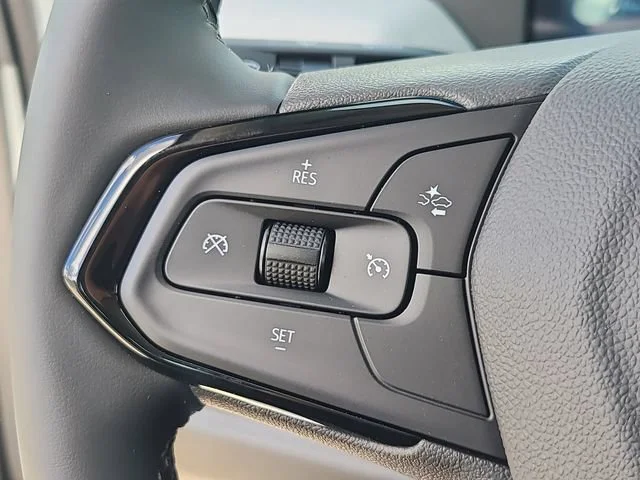 New 2027 Summit White Chevrolet LT image 23
