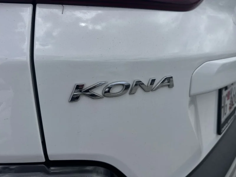 Used 2022 White Hyundai SE image 11