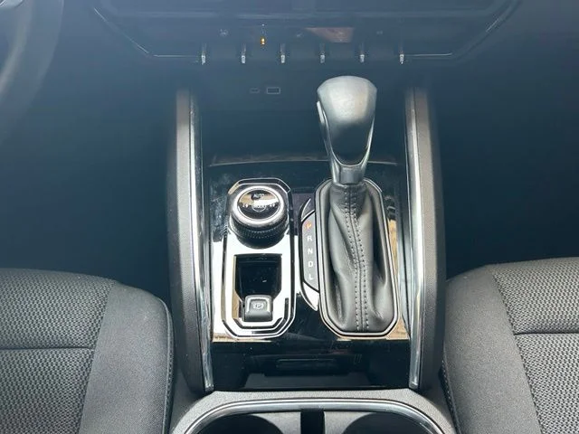 Used 2025  GMC Elevation image 18