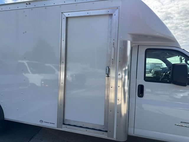 New 2025 Summit White Chevrolet 2WT image 5
