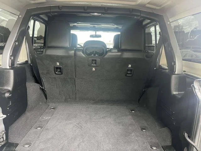 Used 2018 Silver Jeep Unlimited Sahara image 15