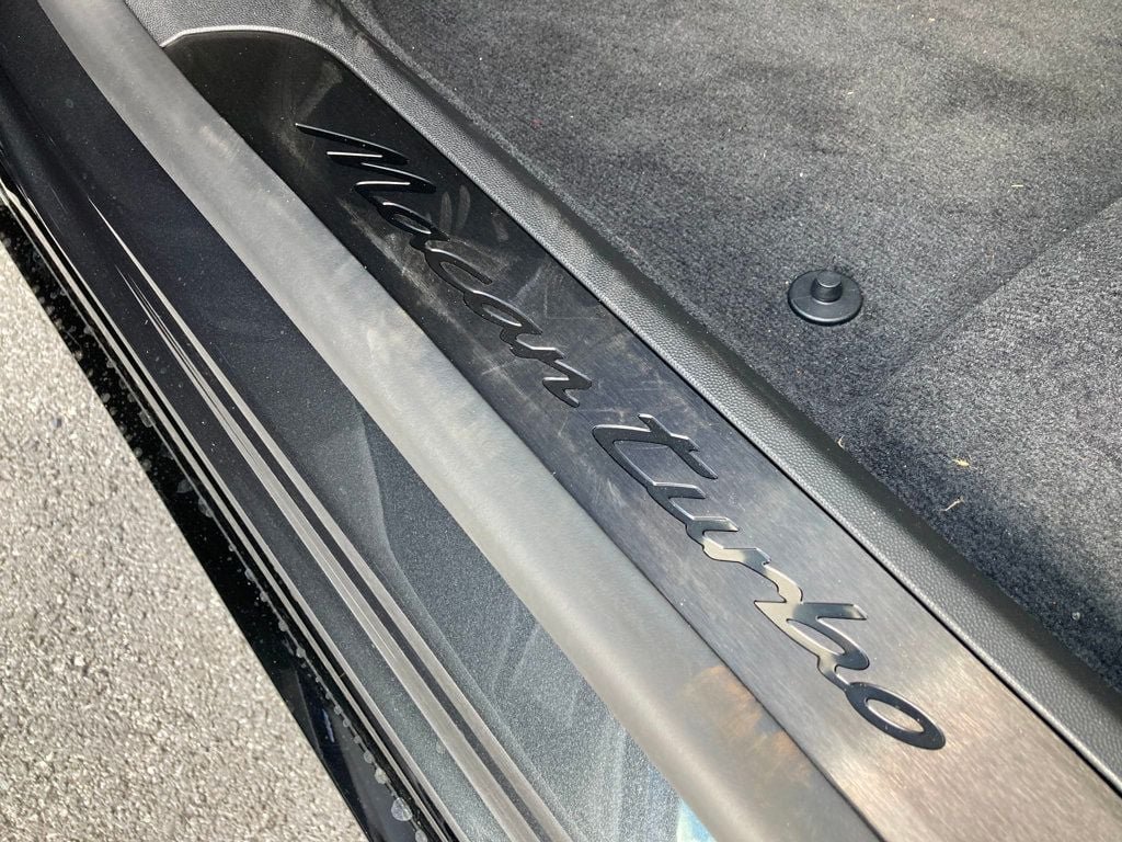 2025 Porsche Macan Turbo Electric - Photo 8